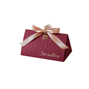 Boîte cadeau de mariage et de fiançailles Haute Couture, boîte à bonbons triangulaire avec gaufrage, revêtement UV, laminage mat, boîtes rigides - Product Image 1