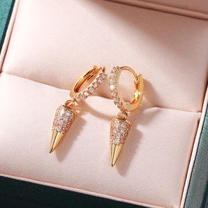 E1193 Orecchini pendenti con punta dorata da donna, in oro 18 carati con micro inserti di cristallo, per uso quotidiano - Product Image 3