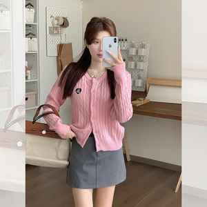 Cardigan en tricot torsadé pour femme, style coréen, veste courte, motif cœur, taille unique, bleu marine, blanc, noir, rose, rouge, gris - Product Image 4