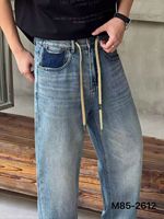 Jean en denim tissé délavé bleu vintage, style américain, coupe droite, taille mi-haute, effet usé, décontracté, écologique, automne-hiver