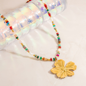 Collier en pierres naturelles avec pendentif fleur, chaîne de clavicule couleur or 18 carats, bijoux de mode pour soirée - Product Image 1