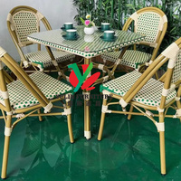 Table basse d'extérieur en rotin de bistrot à la française