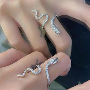 Anillo de Diamantes de Alta Gama para Mujer de Xiaohongshu, Diseño de Serpiente de Plata Pura de Lujo con Hada del Viento, Nuevo Estilo Moderno - Product Image 5