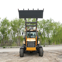 Cargadora retroexcavadora 4x4 versátil con sistema de enganche rápido y accesorios como martillo perforador y horquilla para trabajos multipropósito