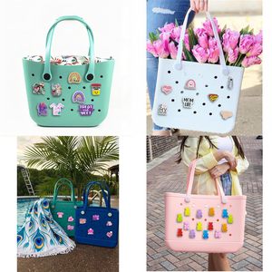 Colgante de acrílico con la inscripción 'Love Mom' para bolsos Bogg Bag, accesorio compatible con bolsos de playa Simply Southern. - Product Image 4