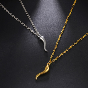Collier tendance avec pendentif en forme de piment, plaqué or 18 carats PVD et acier inoxydable argenté |   Bijoux pour femmes de soirée - Product Image 2