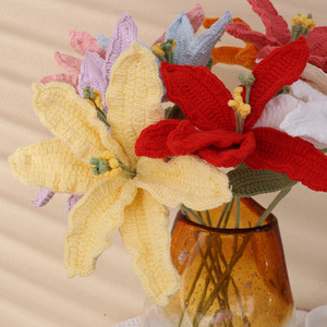 Bouquet de fleurs artificielles en polyester, fleurs de lys crochetées à la main par Kexiang, décoration de bureau, cadeau pour la famille et les amis - Product Image 3