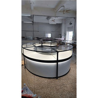Vitrine de luxe en métal et verre pour la présentation de bijoux sur mesure et le rangement de collections de pierres précieuses