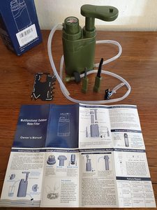 Kit de Supervivencia para Camping y Senderismo con Equipo de Primeros Auxilios Personal, Filtro de Agua, Silbato, Brújula, Mini Cuchillo y Luz LED - Product Image 5
