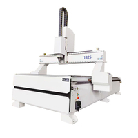 Machine de fraisage CNC pour le bois avec tension 220v/380v, zone de travail 1300x2500mm pour la découpe et la gravure précises du bois sur les portes d'armoires