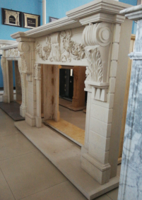 Cheminée traditionnelle en marbre avec sculptures ornées, pierre beige Porto, foyer intérieur à bois pour salle à manger - Product Image 3