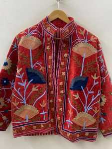 เสื้อแจ็คเก็ตปักลายซูซานีสีแดงกำมะหยี่ สไตล์โบฮีเมียน เสื้อคลุมงานเทศกาล ทำมือ เสื้อผ้าชาติพันธุ์สำหรับฤดูหนาว ของขวัญสำหรับเธอ จากอินเดีย - Product Image 5