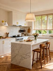 خزائن مطبخ مطلية بأسلوب فرنسي-اسكندنافي قابلة للتخصيص مع جزيرة، مناسبة للشقق والفلل - Product Image 2