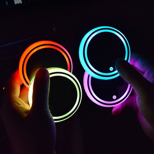 Portavasos Colorido con Luz LED y Carga USB, Luz Ambiental Antideslizante para Automóvil, Encendido Automático - Product Image 4