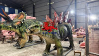 Dinosaure stégosaure animatronique mécanique grandeur nature en usine