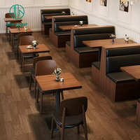 Ensemble de meubles de restaurant, café et bar moderne, table à manger carrée en bois brun avec chaise en cuir véritable et banquette