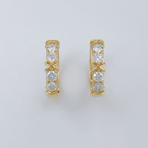 Pendientes <span class=keywords><strong>de</strong></span> Oro Amarillo <span class=keywords><strong>de</strong></span> 18K con Diamantes Cultivados en Laboratorio, Diseño Minimalista en Forma <span class=keywords><strong>de</strong></span> Cruz, <span class=keywords><strong>Clip</strong></span> para Oreja, Joyería Fina para Mujer - Product Image 1