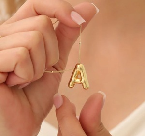 Collar con Colgante de Letra Inicial de Globo, Chapado en Oro de 18K sobre Cobre, Joyería Delicada para Mujeres y Niñas, Regalo - Product Image 3