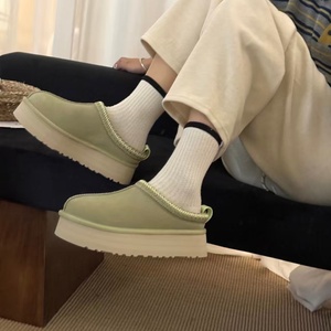 รองเท้าบูทหิมะฤดูหนาวแบบคลาสสิกสำหรับผู้หญิง ยี่ห้อ High End Uggs  บุขนแกะแท้ หนังแท้ กันลื่น ให้ความอบอุ่น  แฟชั่น  รับสกรีนโลโก้ - Product Image 2