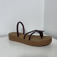 Sandales plates multibandes de couleur unie pour femme, en PU injecté, avec boucle à la cheville, semelle épaisse antidérapante, élégantes et décontractées pour l'été