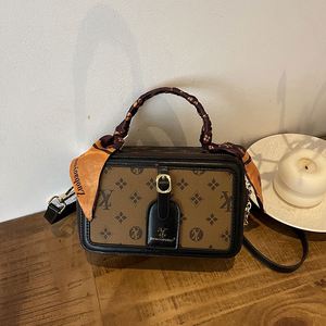 Ladies' Simple <b>square</b> Handbag, Suitable for Daily Use. the Interior Lining Is Made of Comfortable Polyester Material.356 - Product Image 1