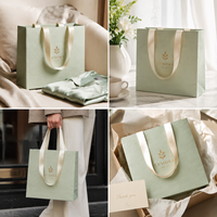 Sac en papier haut de gamme et durable avec surface texturée en carton ivoire et impression offset dorée pour l'emballage de marques de mode