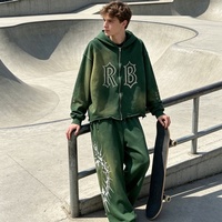 Ensemble de survêtement pour homme avec sweat à capuche court délavé par pulvérisation, pantalon large, lettres en strass, ourlet effiloché et détails à œillets