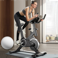 Vélo de spinning d'intérieur blanc léger et compact 14 kg avec transmission par courroie, moniteur de calories LCD et guidon réglable pour la maison