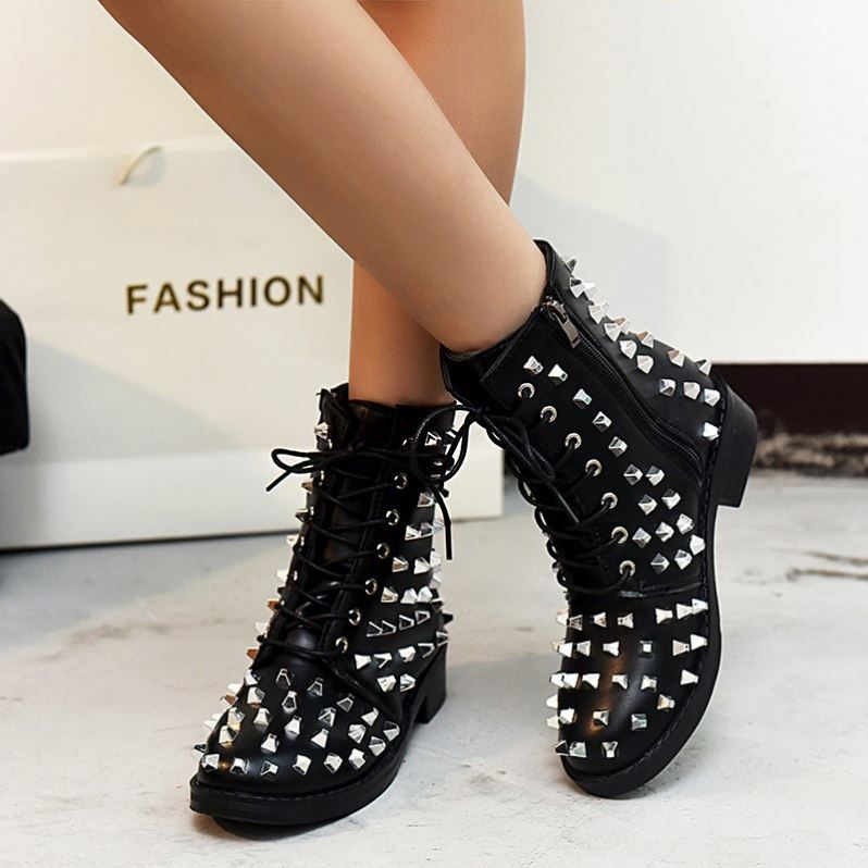 Botas bajas con tachas
