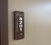 Plaque de porte d'appartement personnalisée en noyer noir écologique avec numéro de chambre lumineux à LED et sonnette pour hôtel