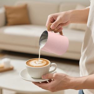 Jarra para Latte Art de 12 oz, Color Rosa, Jarra para Espumar Leche con Boquilla Redonda, Jarra para Espumar Leche para Espresso - Product Image 1