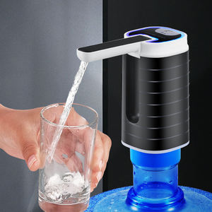 เครื่องจ่ายน้ำไฟฟ้าแบบพกพา ราคาประหยัด ปั๊มไร้สาย ตั้งโต๊ะ ใช้ในบ้าน สำหรับถังน้ำดื่มพลาสติก - Product Image 1
