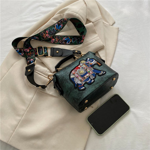 <span class=keywords><strong>กระเป๋า</strong></span><span class=keywords><strong>หมอ</strong></span>ไทย ลายปักการ์ตูนช้าง <span class=keywords><strong>กระเป๋า</strong></span>ถือผู้หญิงดีไซน์แปลกใหม่จากอินเดีย สะพายข้าง หนัง PU ตัวล็อคแม่เหล็ก - Product Image 4