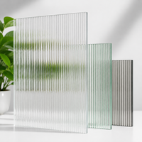 Verre décoratif de sécurité et d'intimité pour escalier extérieur moderne, personnalisé, laminé PVB, cannelé, strié, à motif Moru, en verre trempé.