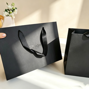 Bolsa de Papel Horizontal Negra Mate Personalizable con Logotipo Impreso en UV, Asas de Cinta de Satén Negra Premium, Bolsa de Embalaje para Cosméticos y Ropa - Product Image 5