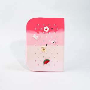 กล่องดินสอซิลิโคนแบบเจาะรูสีพื้น ยี่ห้อหลงเฉิง พร้อมจี้น่ารัก สำหรับนักเรียน ใส่เครื่องเขียน - Product Image 5