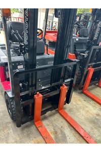 รถยกไฟฟ้าใช้แก๊ส LPG ขับเคลื่อน 4 ล้อ ยี่ห้อ China Komat TCM HELI รุ่น 7FBE15 7FBE18 FD25 FD30 FD30-17 ขนาด 2.5 ตัน 3 ตัน 5 ตัน พร้อมระบบไฮดรอลิกและชุดเปลี่ยนทิศทางด้านข้าง - Product Image 6