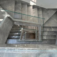 Escalera Compacta de Diseño en Mármol Emperador Gris Claro con Barandilla de Vidrio para Espacios Pequeños, Villas, Casas y Apartamentos