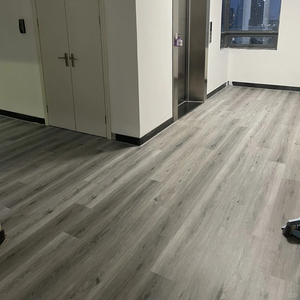 Verde 4mm 5mm SPC suelo entrelazado IXPE silencioso madera <span class=keywords><strong>flotante</strong></span> LVP cubierta híbrida durabilidad comercial gimnasio residencial 8mm - Product Image 2