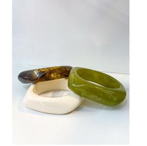 Bague en résine à surface lisse de qualité supérieure sans mélange de côtés pointus Marbre et motifs floraux pour les filles au bureau - Product Image 1