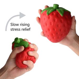 Jouet anti-stress en mousse PU douce au toucher, design fraise tendance, en matériau écologique, à presser doucement pour adultes - Product Image 1