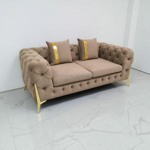 Sofá Chesterfield de Dos Plazas con Patas de Metal Dorado, Tapizado en Terciopelo, con Relleno de Esponja, <span class=keywords><strong>para</strong></span> Hotel, Villa o Hogar - Product Image 1