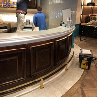 Bar de style occidental pour sous-sol Comptoir de bar en forme d'angle avec dessus en marbre de conception moderne pour la maison