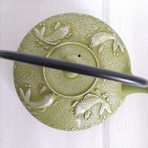 Tetera Japonesa Tetsubin de Hierro Fundido con Diseño de Pez Kio Verde Claro de 800 ml con Colador - Product Image 4
