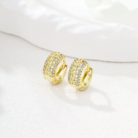 Vente en gros d'usine : Boucles d'oreilles clips hypoallergéniques, larges, en filigrane floral, entièrement pavées de zircon, finition or brillant, pour banquets et usage quotidien