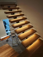 VIKO Mono-Stringer-Treppe aus Massiver Eiche mit Glasgeländer Minimalistisches Design VIKO Maßgefertigte Villa-Innentreppe