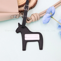 Étiquette de bagage de voyage créative et élégante en cuir PU en forme de cheval, personnalisable, portable et durable, accessoires pour sacs à dos et bagages