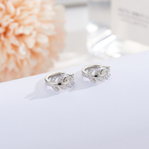 2022 nuovo stile coreano alla moda 925 in argento Sterling Leaf <span class=keywords><strong>orecchini</strong></span> <span class=keywords><strong>orecchini</strong></span> a forma di diamante con zircone <span class=keywords><strong>orecchini</strong></span> a cerchio per donne e <span class=keywords><strong>bambini</strong></span> - Product Image 3
