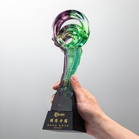Trophée en cristal de verre coloré personnalisé pour la récompense des excellences individuelles et la reconnaissance des employés.