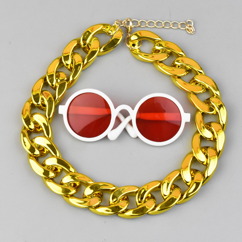Collar, redondo, de plástico rojo.